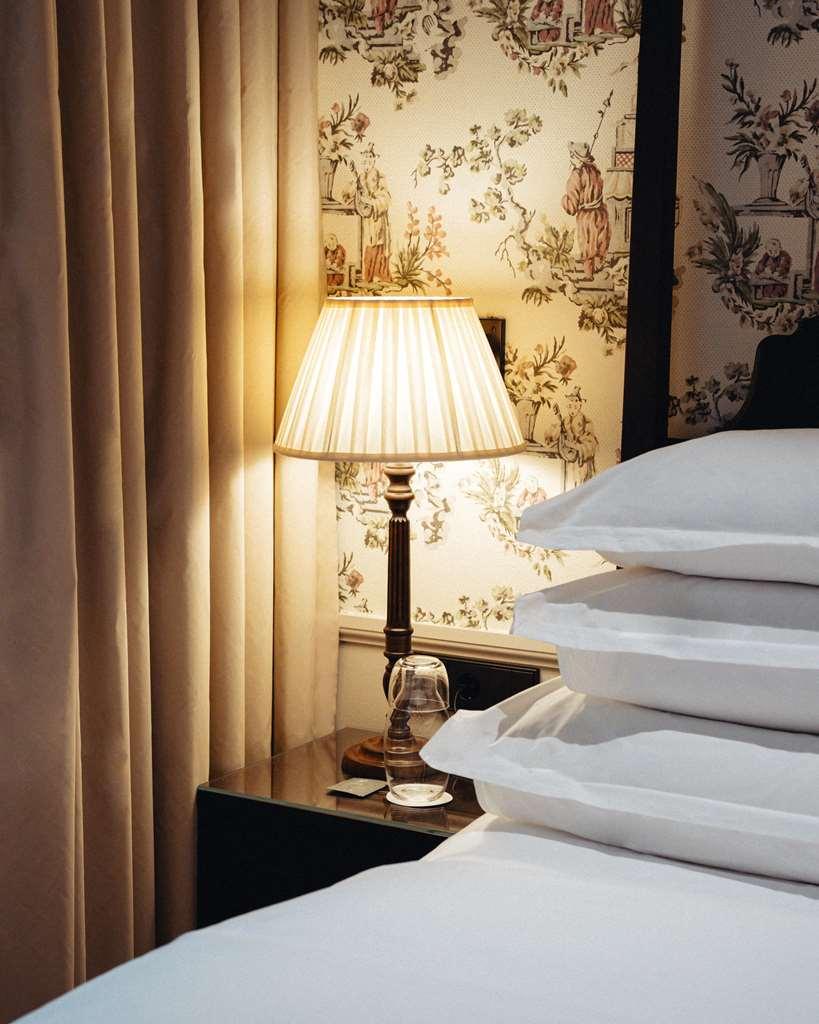 Villa Dagmar Sztokholm Pokój zdjęcie A pleated lampshade